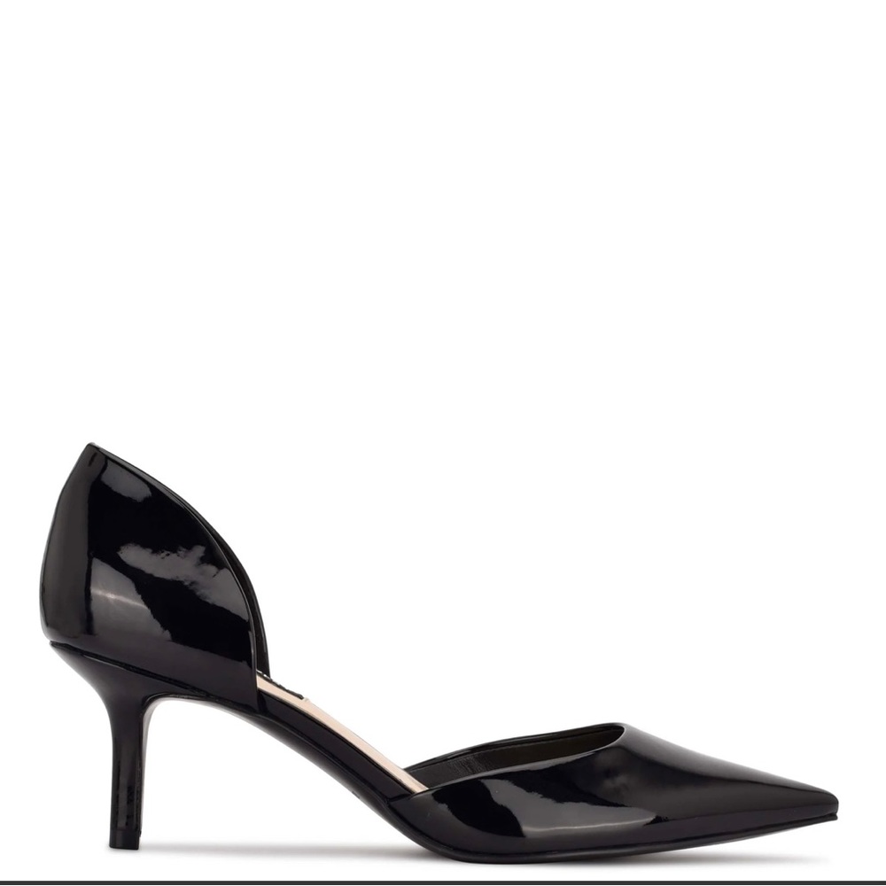 NEW in box. A pointed toe kitten heel complements this sleek silhouette.